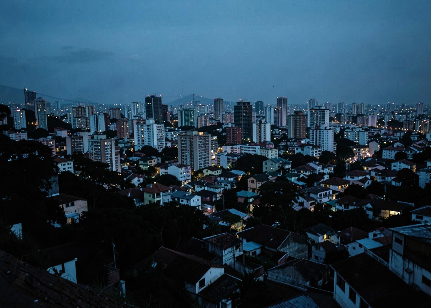 Vista da cidade ao anoitecer